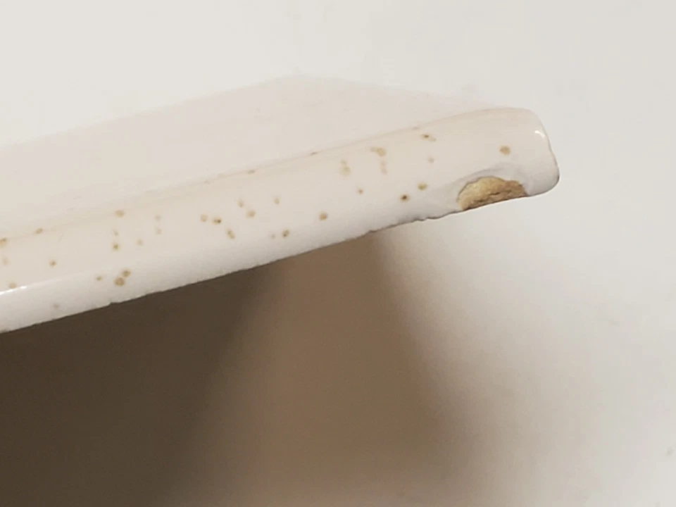 Lote De Colección de 4 Azulejos Cerámicos ATCO Beige con Mancha Marrón Brillo Nariz de Toro 4 1/4" Foto 2 de 4