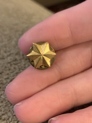 Vintage Small Three Dimensional Star Gold Tone Lapel Pin (GW2)