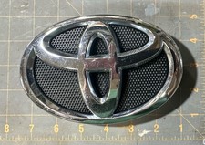 Toyota Grill Emblem Good Condition Part No. 75311-06060 Tabs Ready To Mount Trd Toyota Grill Emblem Good Condition Part No. 75311-06060 Tabs Ready To Mount Trd