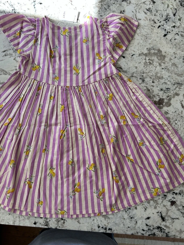 SIGUIENTE Vestido con botones a rayas moradas talla 5-6 para niñas de Nordstroms Foto 2 de 3