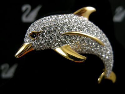 SIGNED SWAROVSKI CRYSTAL DOLPHIN PIN/BROOCH 22 KT GOLD PLATING