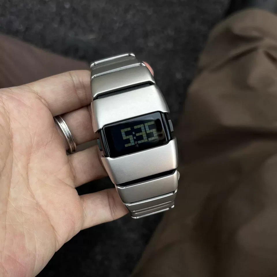 Reloj digital futurista para hombre Y2K cuarzo japonés - plata mate Foto 2 de 4