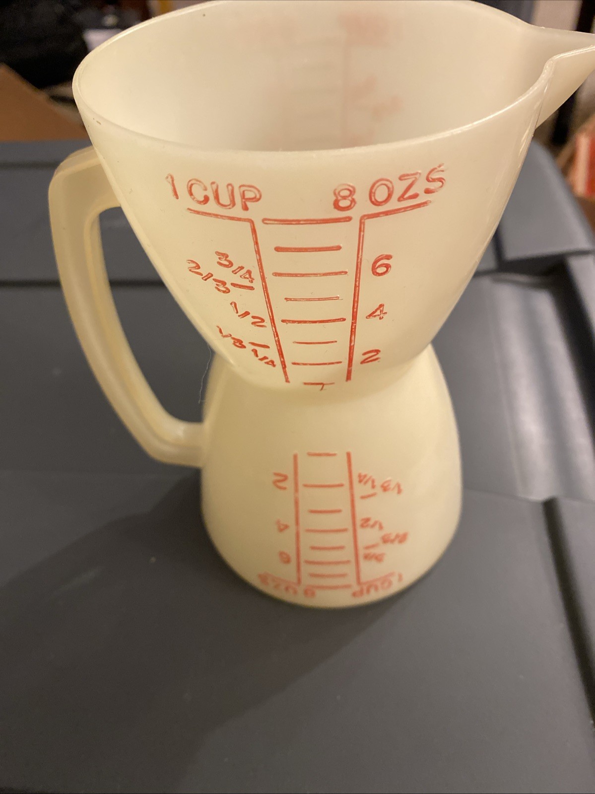 TUPPERWARE 1 CUP 8 OZ DOUBLE SIDED WET / DRY MEASURING CUP RED LETTERING