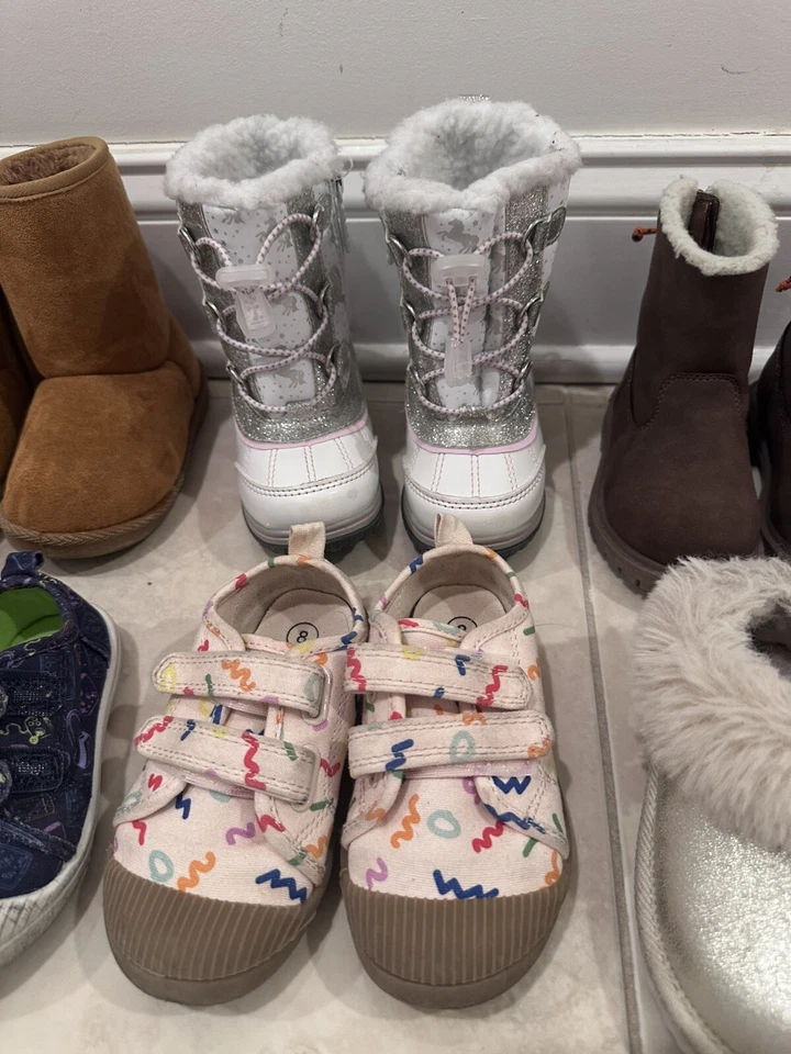 Lote De 11 Pares De Botas Para Niños Pequeños Zapatos Tenis Talla 6-9 Crocks Bolsos Cat&Jack Foto 2 de 4