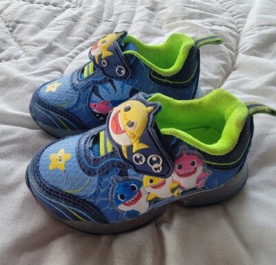 Pinkfong Baby Shark Toddler Kids Light Up Sneakers Shoes sz: 5,pre 