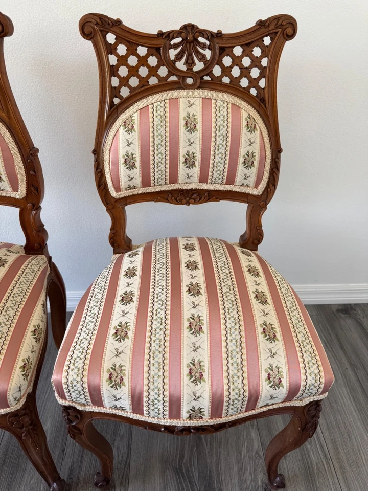 PAR ANTIGO DE CADEIRAS LATERAIS VITORIANAS DE NOGUEIRA COM COSTAS ESCULPIDAS - Imagem 3 de 4