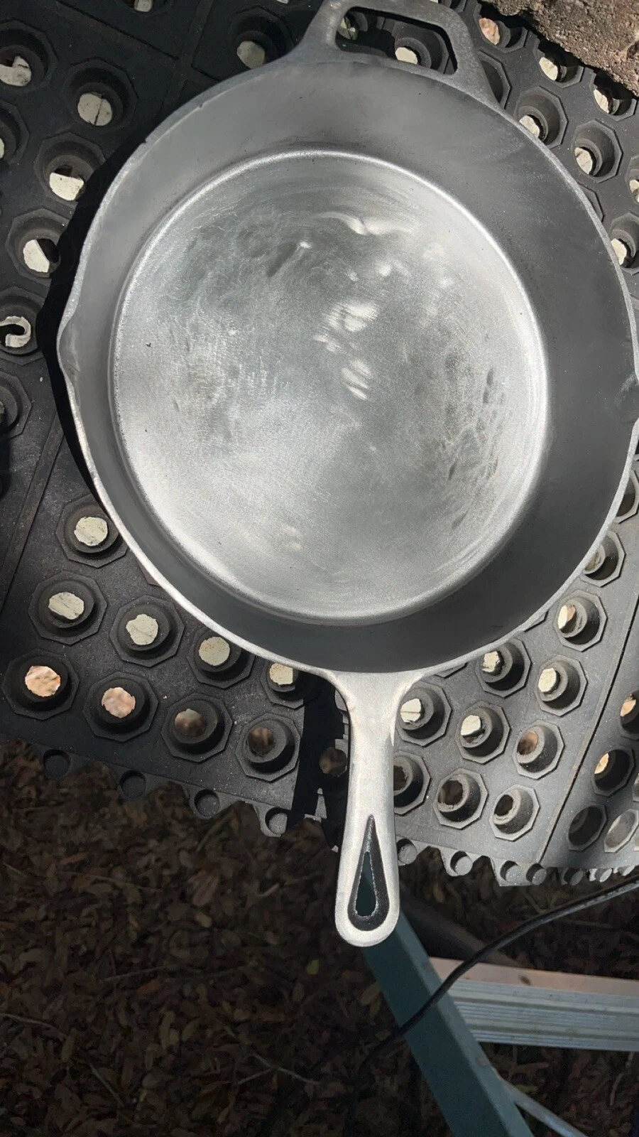 Sanded cast iron skillet 10inch