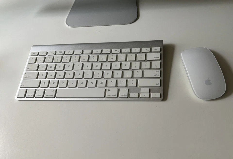 Apple iMac 21.5" Late 2009 Intel Core 2 Duo 3.06 GHz 4GB RAM— Good - Image 2 of 4