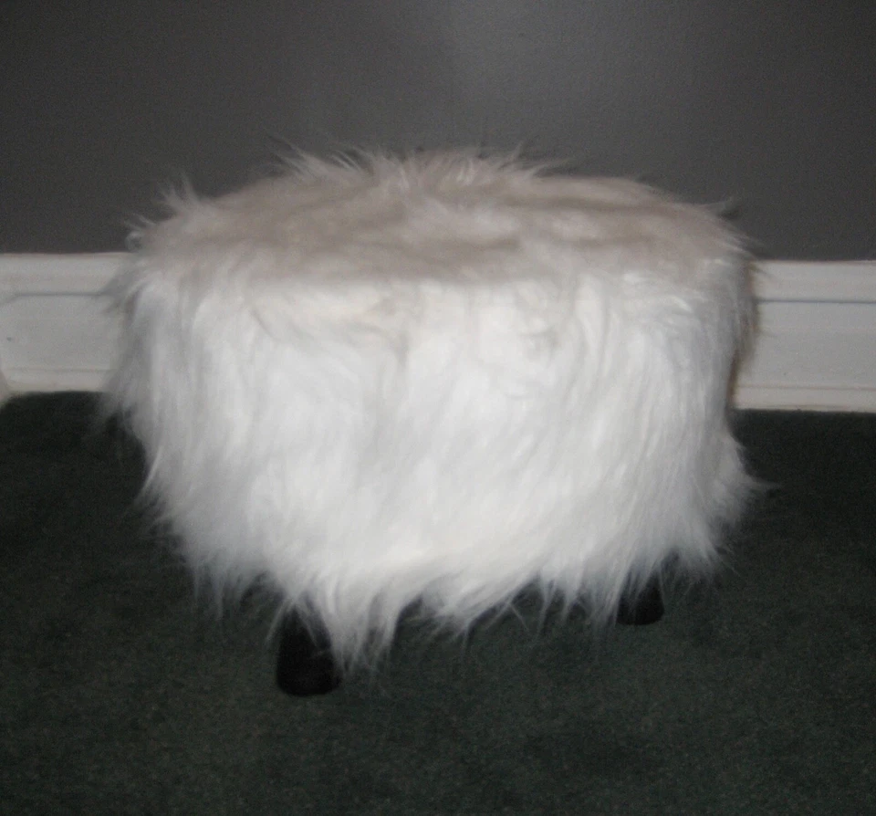 LINON CLAIRE WHITE FAUX FUR OTTOMAN FOR HYGGE HOME PLUSH  WARM INVITING ACCENT - Imagem 3 de 4