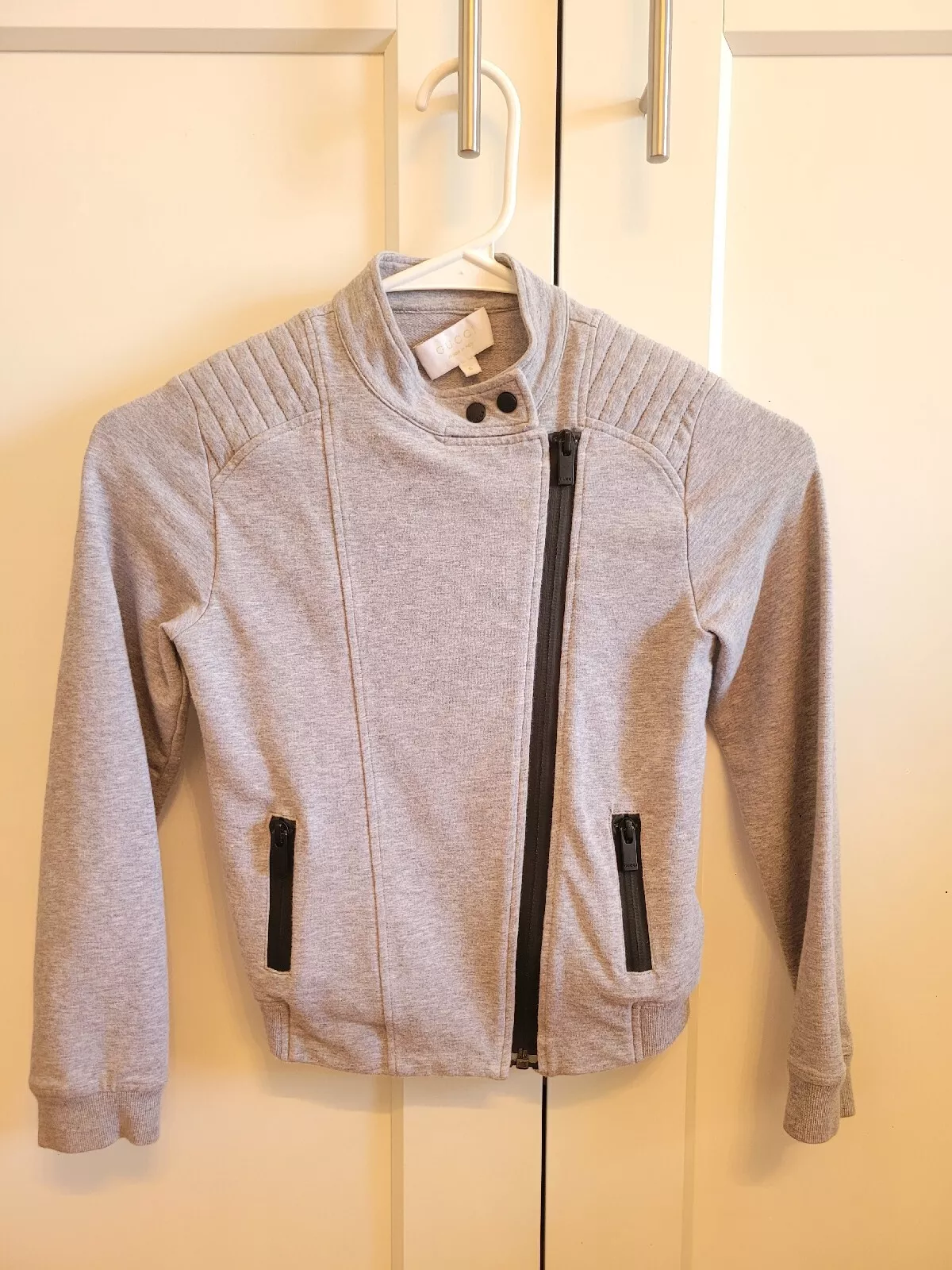 Chandail à fermeture éclair gris bruyère Gucci taille 8 manches Petit