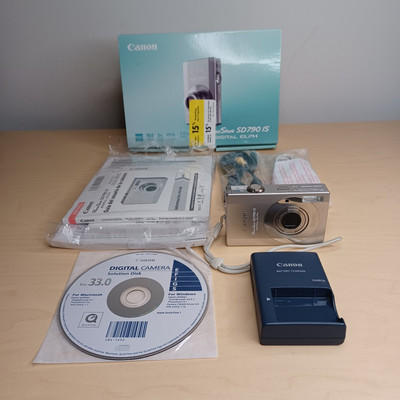 Canon PowerShot SD 790 IS Digital Elph Silver Camera Mint ! Complete Bundle  