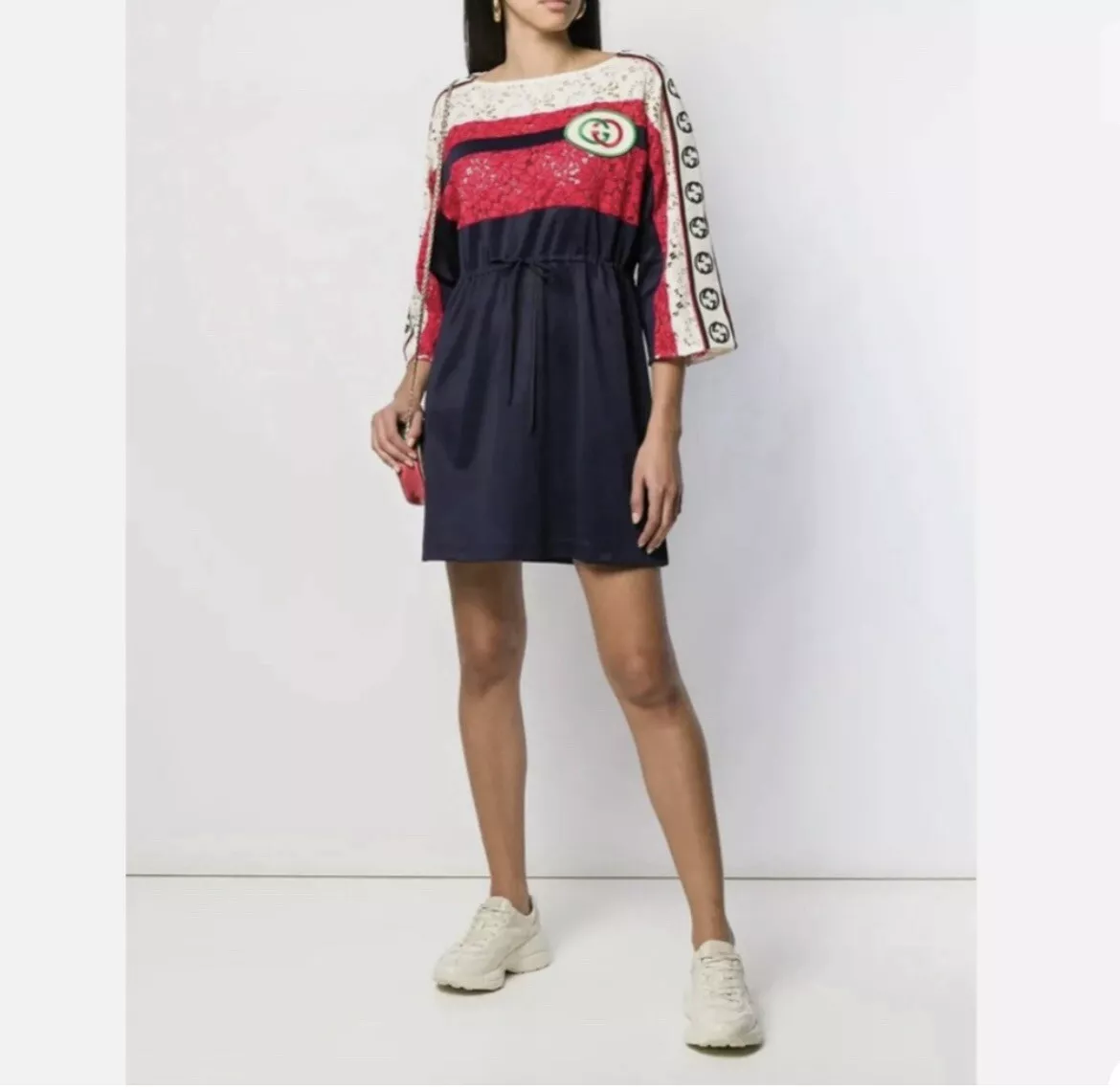Robe Gucci taille moyenne avec cordon de serrage avec dentelle et monogramme sur le dessus 
