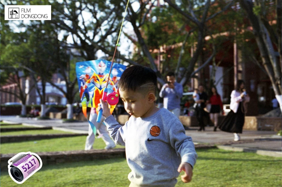 [4 rolls] 135 KodakVision 2 5217/200T, Now ISO100, Color Negative Motion film - Image 4 of 4