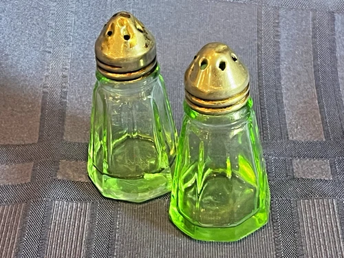 VTG Hazel Atlas Uranium Green Depression Glass Salt & Pepper Shaker Octagon 3 in