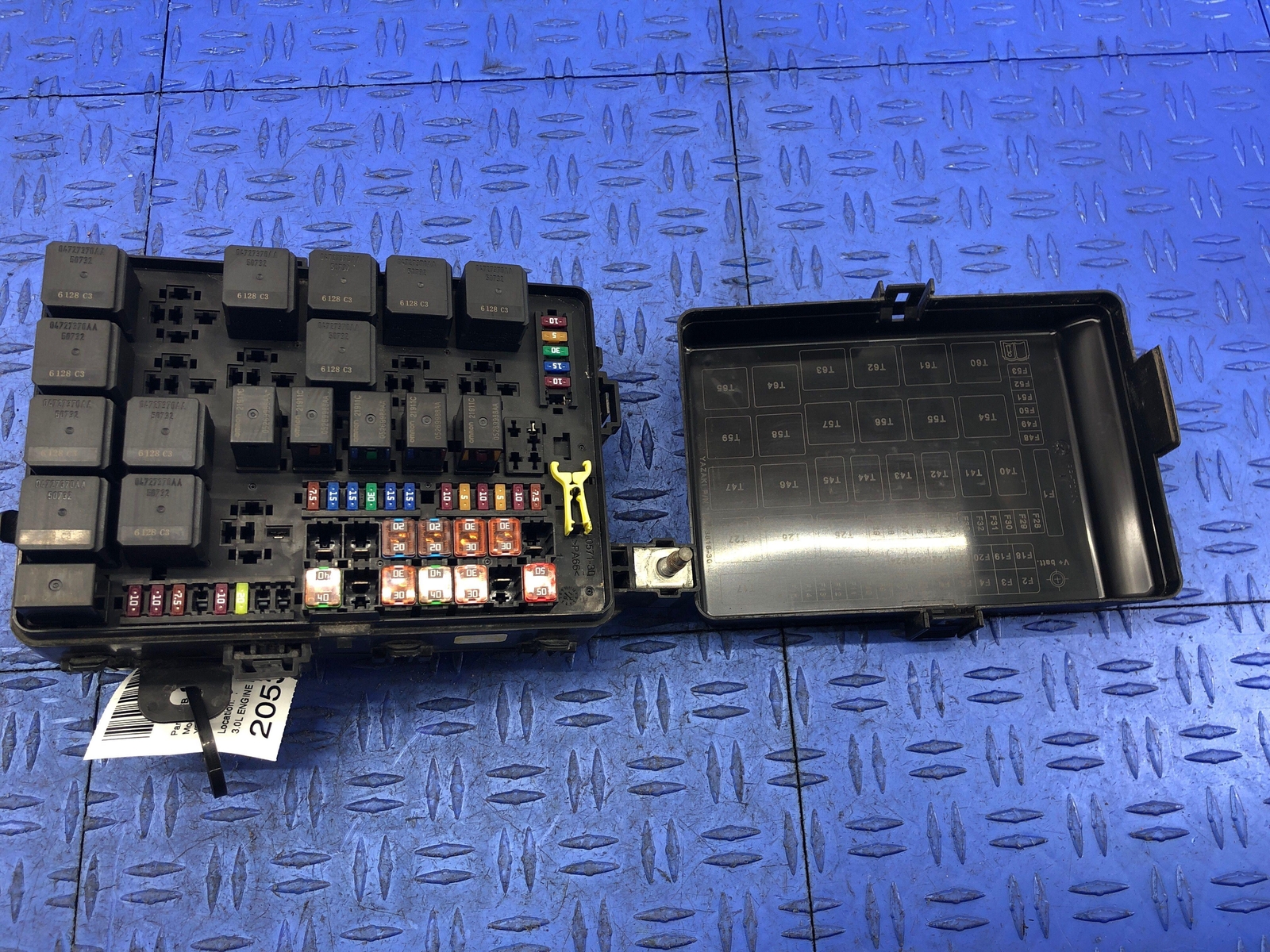 2017-2021 MASERATI QUATTROPORTE 3.0L ENGINE BAY FUSE BOX 670036388 OEM 2018 2019