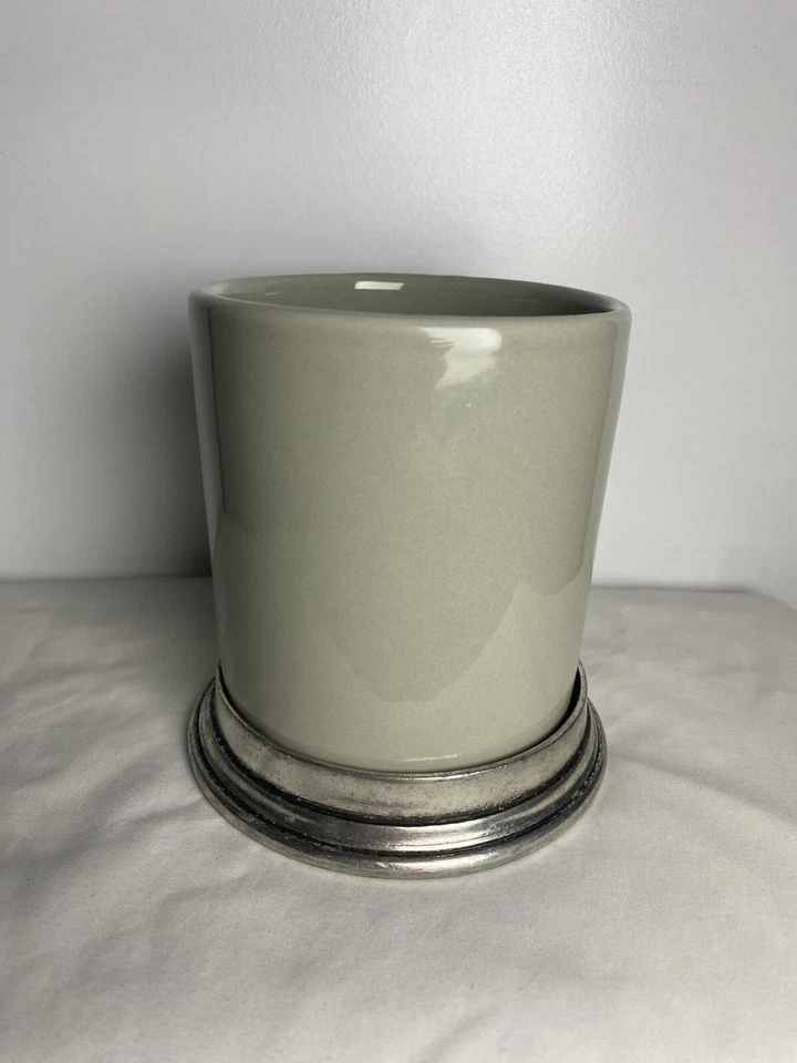 全新 罕见 ARTE ITALICA 托斯卡纳马克杯鼠尾草绿色瓷器 带锡质底座手柄 — 第 2/4 张图片