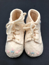 Vtg. Ivory Baby FELT Booties 1940 1950 Embroidered Shoes fits 0-3 mo.