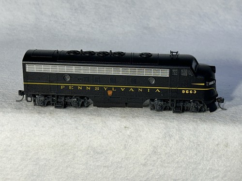 Stunning Stewart/KATO F-7 A Pennsylvania RR Engine HO - Picture 2 of 15