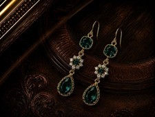 Emerald Crystal Vintage Drop Earrings – Elegant Green Statement Earrings