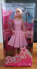 Barbie The Movie Doll, Margot Robbie Pink / White Gingham Dress & Daisy Necklace