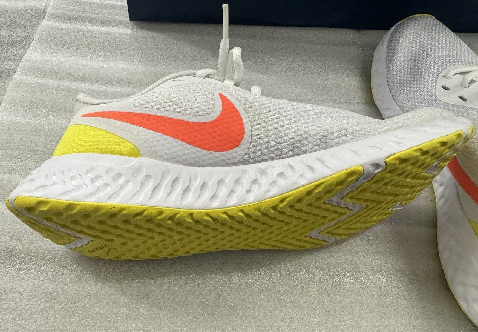 nike revolution 5 mango