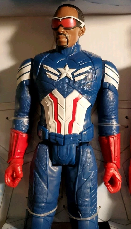 Figuras de acción Marvel Avengers Capitán América Brave New World Titan Hero Series Foto 3 de 4