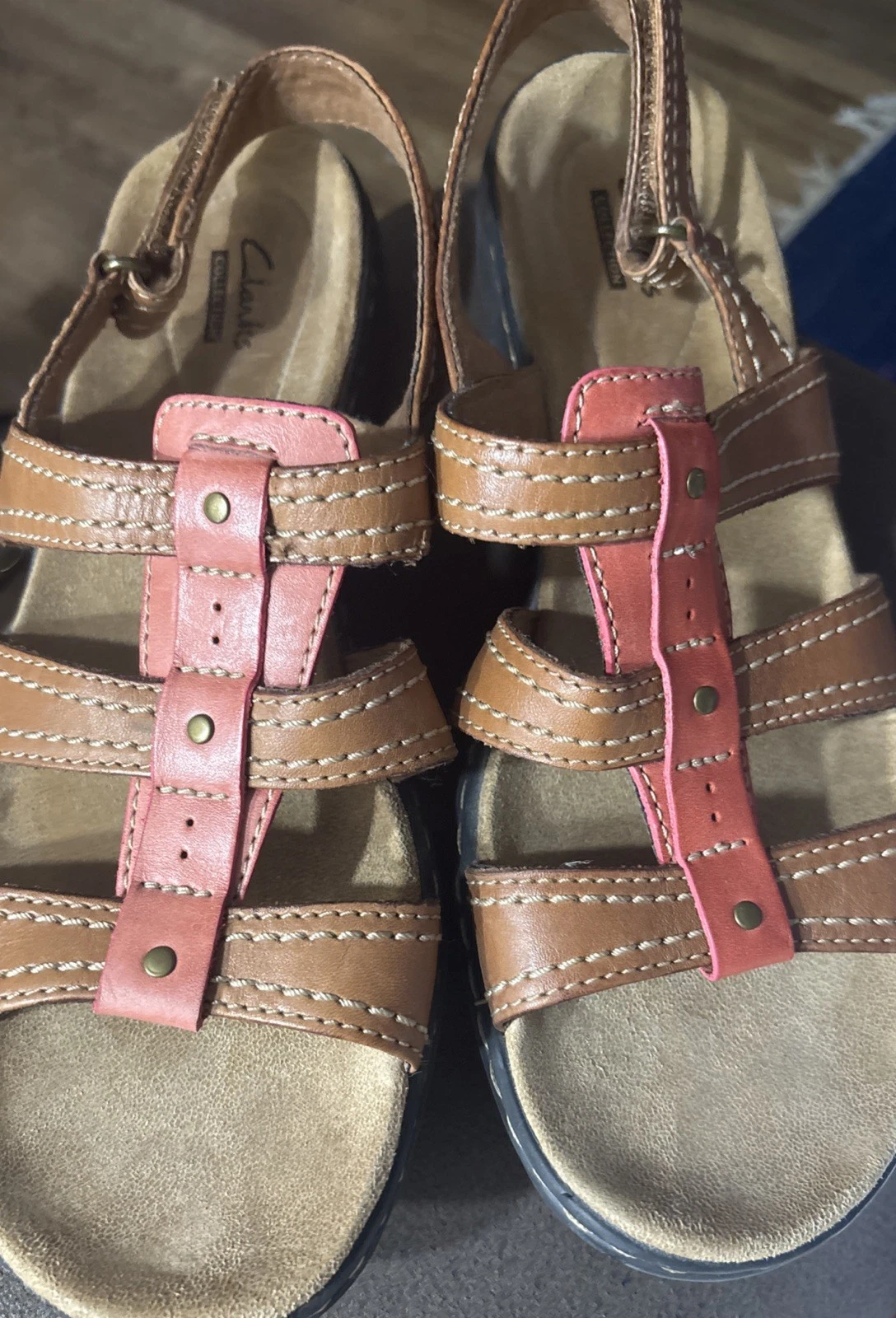 Sandali bassi Clarks marroni rosa in pelle punta aperta con gancio misura 9 (40)