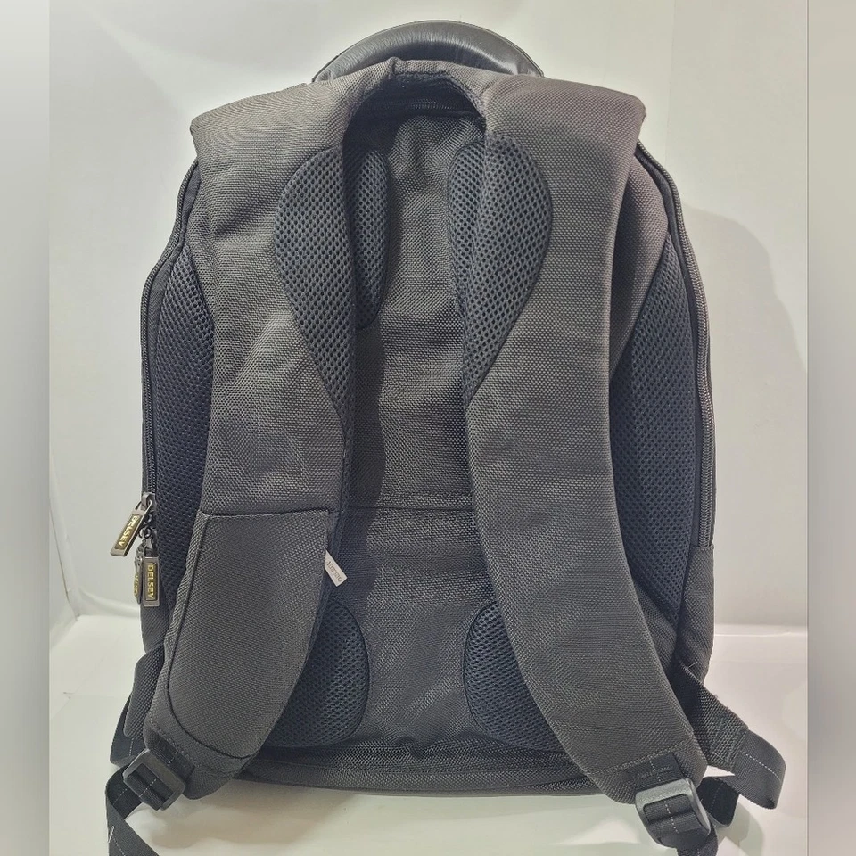 DELSEY PARIS QUARTERBACK PLUS LEISURE TRAVEL BACKPACK EXPANDABLE SIZE 20"  - Image 2 of 4