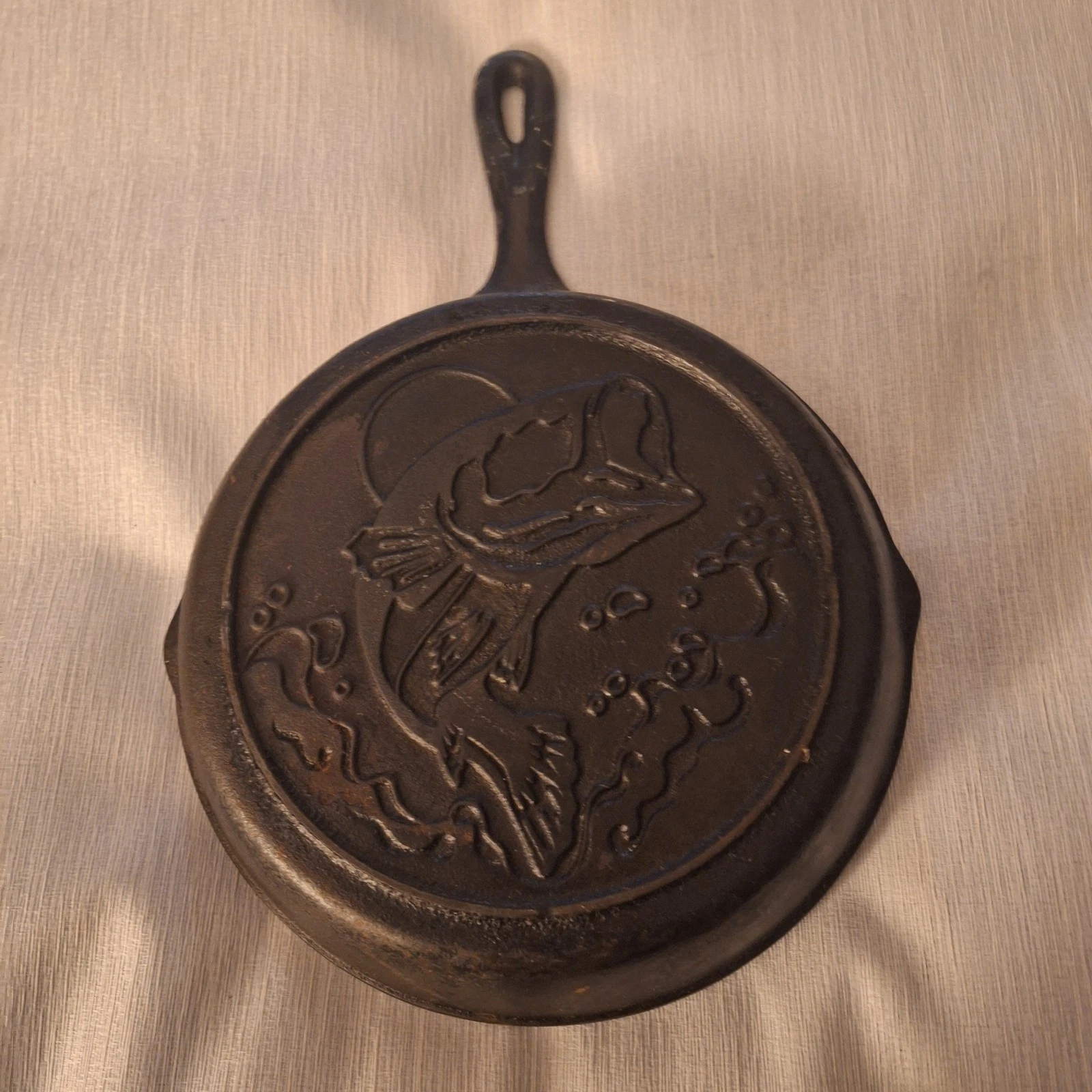 1990's Lodge Cast Iron 3-Notch Wildlife Series Bass Skillet 10-1/2"