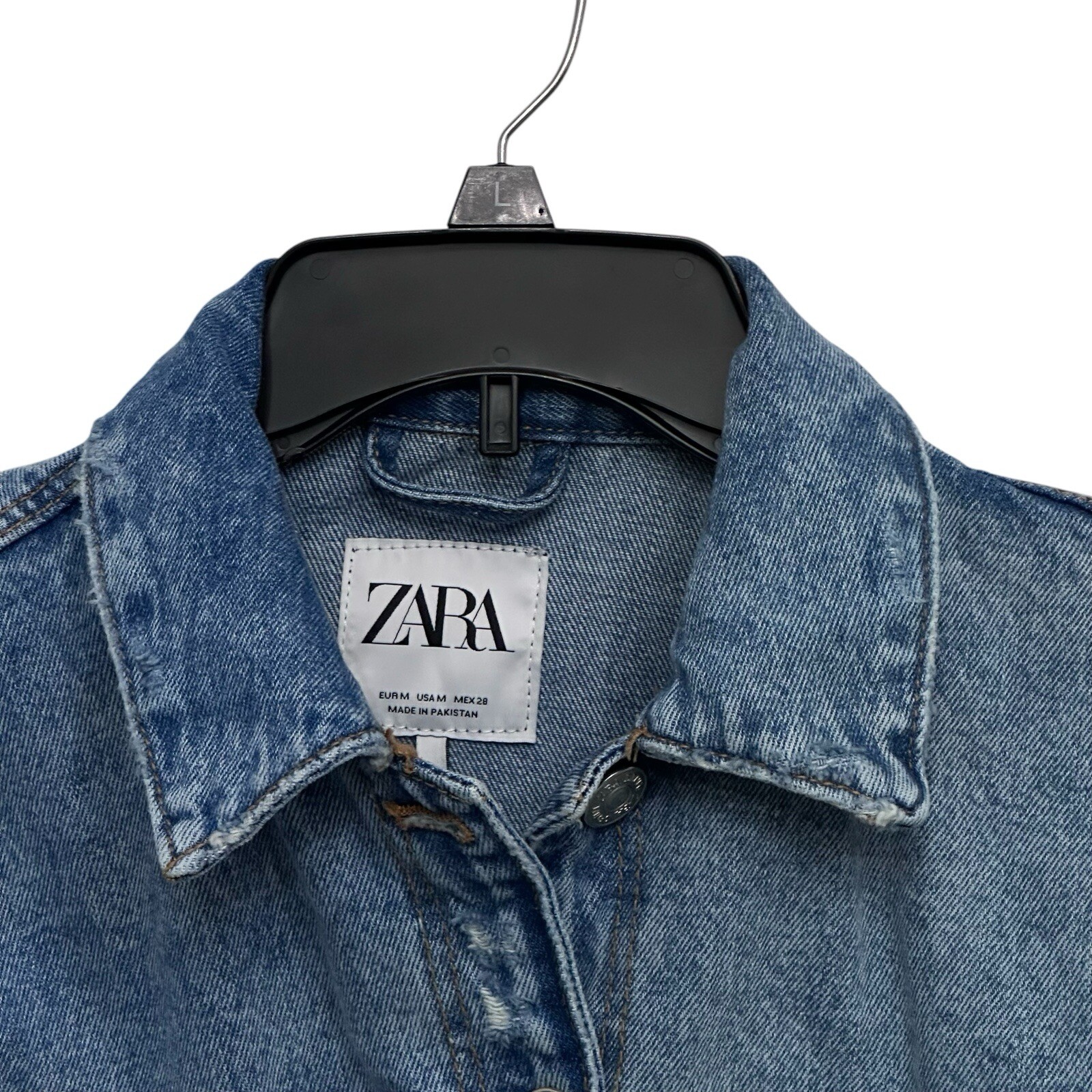 Giacca jeans ZARA denim cropped indossata stile invecchiato orlo a fila donna media