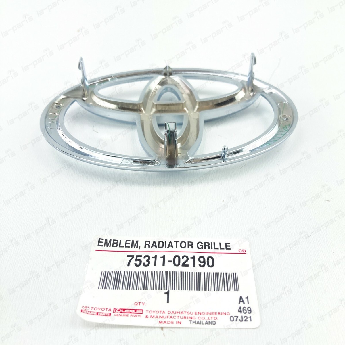 GENUINE TOYOTA 13-19 YARIS NSP15 NCP15 RADIATOR GRILLE EMBLEM