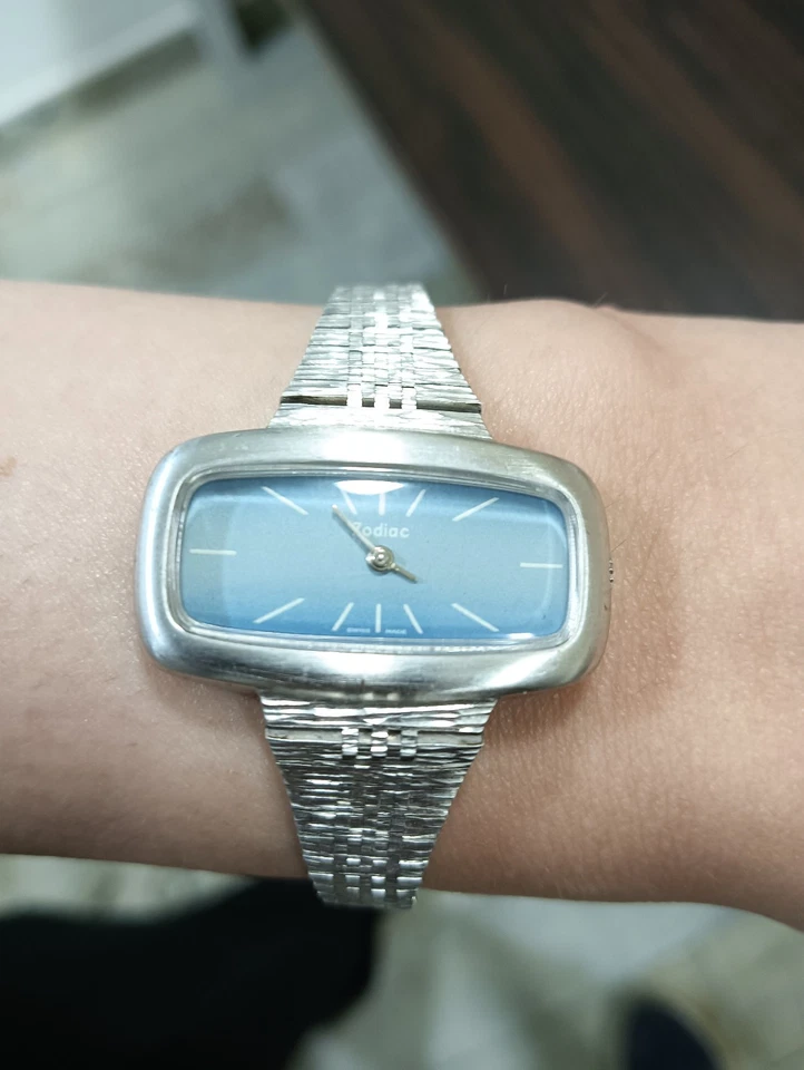 Reloj Zodiac vintage para dama nuevo de colección hecho en Suiza esfera azul caja plateada años 70 raro Foto 3 de 4