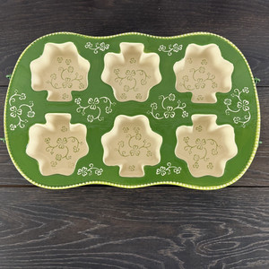 Temp-tations by Tara Floral Lace Ceramic Shamrock Muffin Cupcake Pan Metal Stand