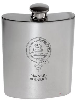 MacNeil of Barra Family Crest 6 Unzen poliertes Zinn Nierenflasche