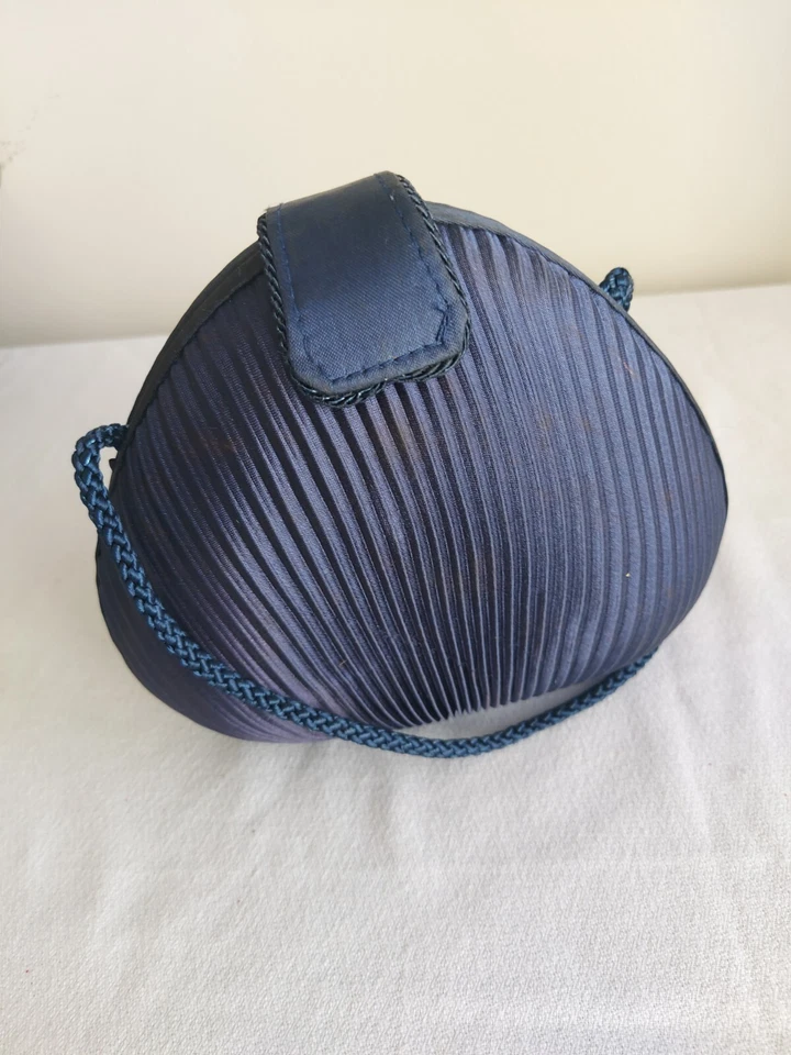 Bolso sin asas SASHA plisado azul satinado noche estrás correa para el hombro de colección Foto 4 de 4