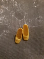 Barbie bambola gialla fibbia scarpe decolte tacco vintage. Buone condizioni. 