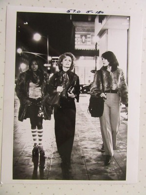 LEE REMICK in HUSTLING 1975 Press Photo w JILL CLAYBURGH, BEVERLY HOPE ATKINSON