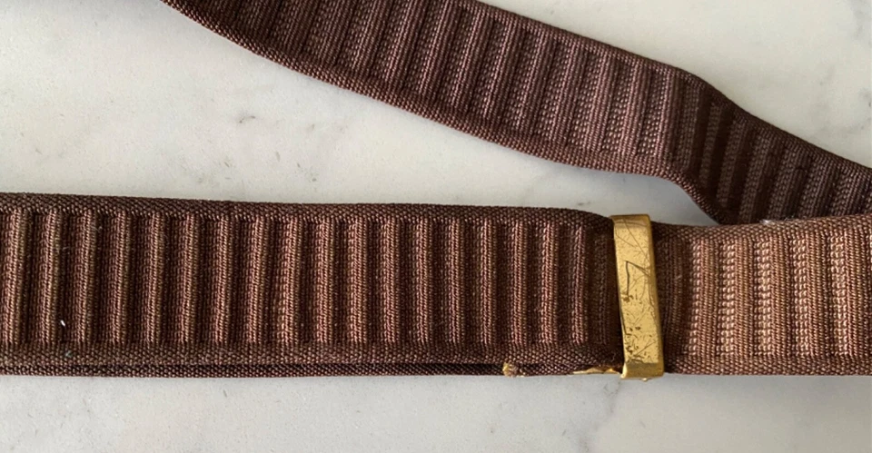 Cinturón vintage retro de tela tejida marrón 1960-1970. Hebilla de metal de latón de 1" de ancho Foto 3 de 4