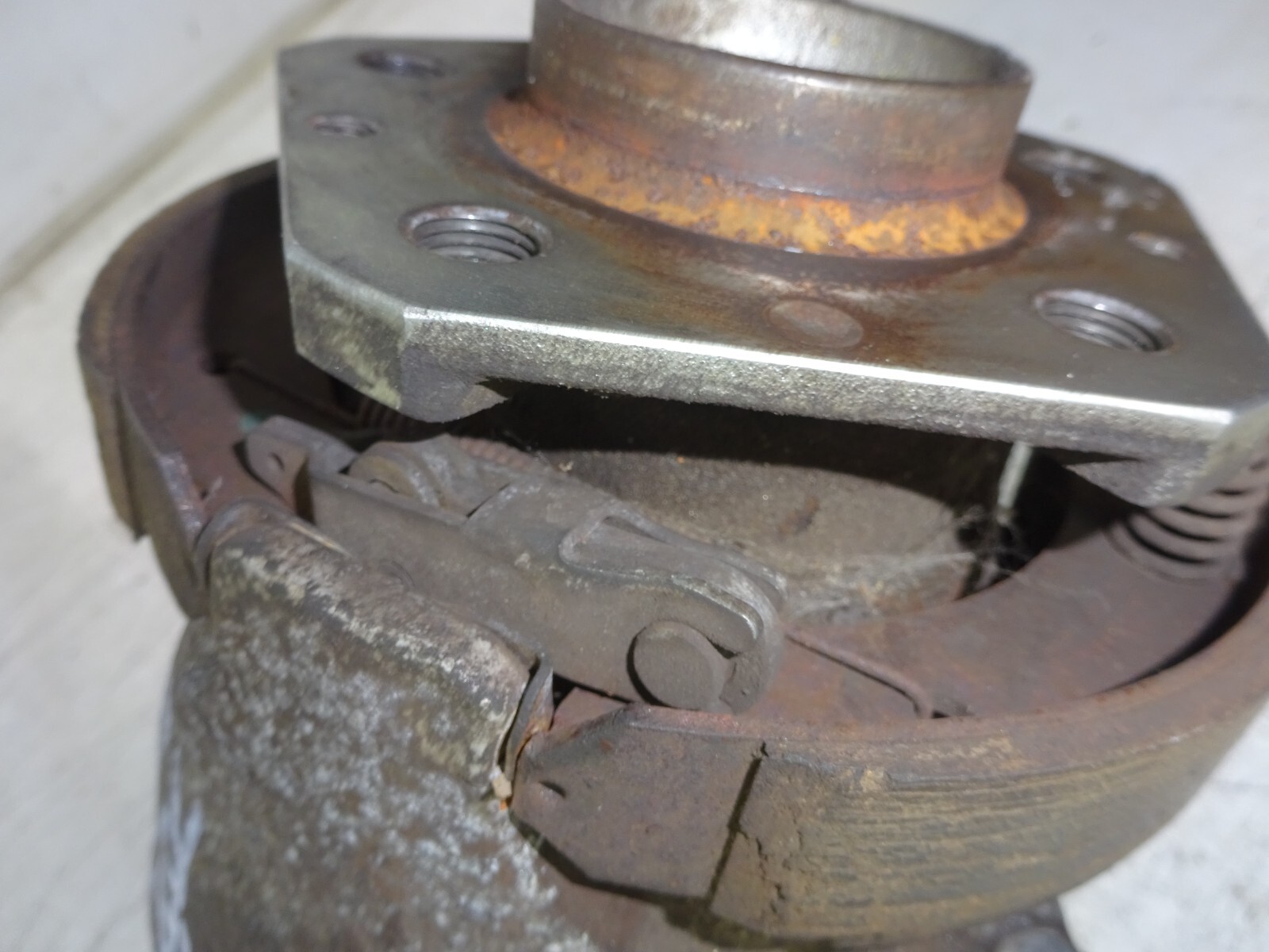 03-07 Maserati Quattroporte Rear Left Driver Spindle Knuckle Hub OEM DE2209190