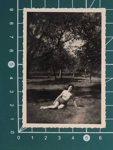 Bain soleil herbe jeune femme allongée coté pin up - Photo vintage snapshot 1952 - Photo 3/3