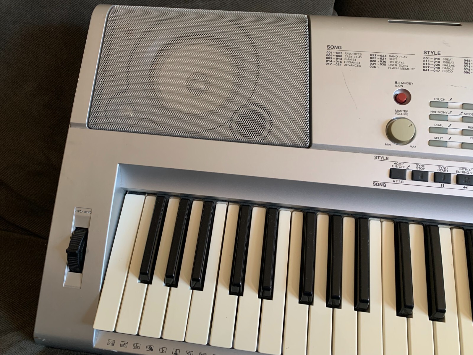 Yamaha (DGX205) 76Key Portable Grand Piano/Keyboard MIDI / USB works