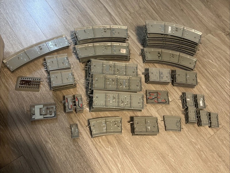 Lot Of 106 Pieces LIONEL FASTRACK O GAUGE