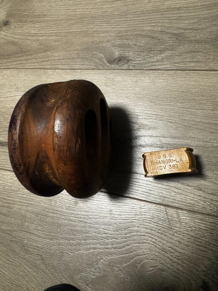 Antiguo bloque de aparejo náutico y polea de aparejo de nogal Deadeye de velero Foto 3 de 4