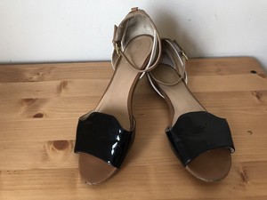 tahari flat sandals