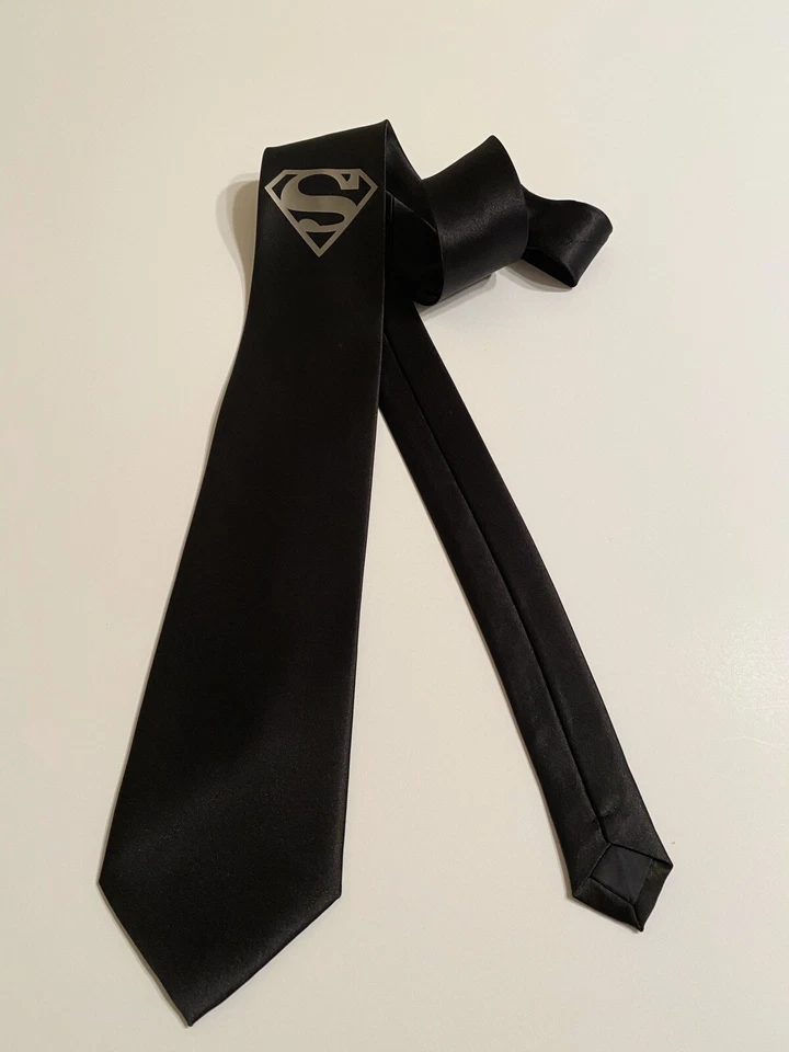 Corbata de superhéroe, nueva, logotipo plateado en el área del pecho, regalo genial, gran calidad Foto 4 de 4