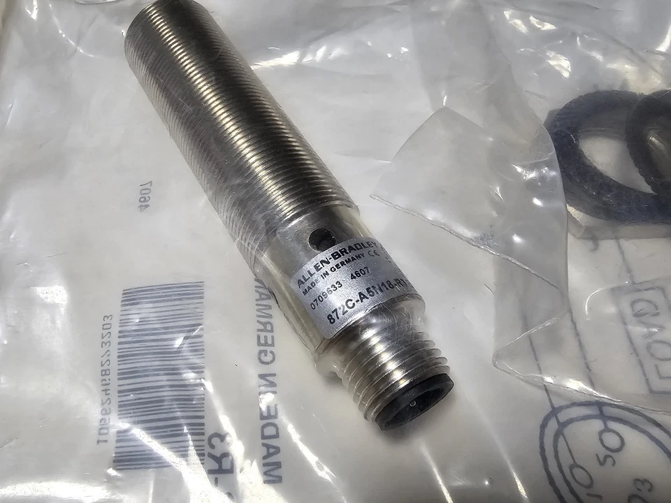 Sensor de CA inductivo blindado Allen Bradley 872C-A5N18-R3 18 mm - nuevo/sellado Foto 3 de 3