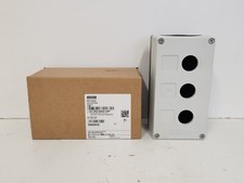 NEW IN BOX! SIEMENS 3-BUTTON PLASTIC ENCLOSURE 3SU1803-0AA00-0AB1