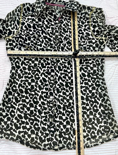 BKE Buckle Eased Fit Shirt Womens Small Animal Print Snap Button Up Lightweight - Picture 14 of 15