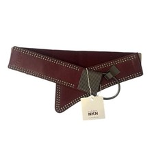 Cinturón NKN Nekane Asimétrico Borgoña Tachonado Imitación Cuero Nuevo con Etiquetas Talla Única Reg. $65