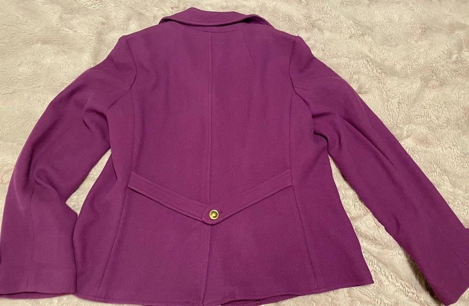 Casaco feminino Joan Rivers roxo médio ervilha manga longa forrado botões dourados - Imagem 4 de 4